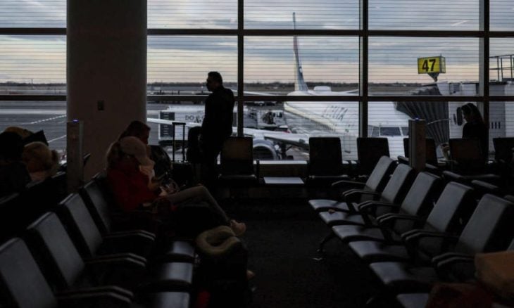 إلغاء المئات من الرحلات الجوية فيما تضرب عاصفة شتوية شمال شرق أمريكا